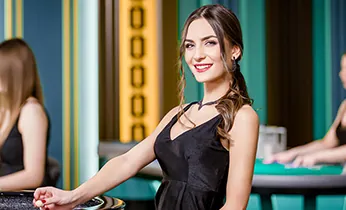 Sân cỏ bóng đá với quả bóng và bảng tỷ số